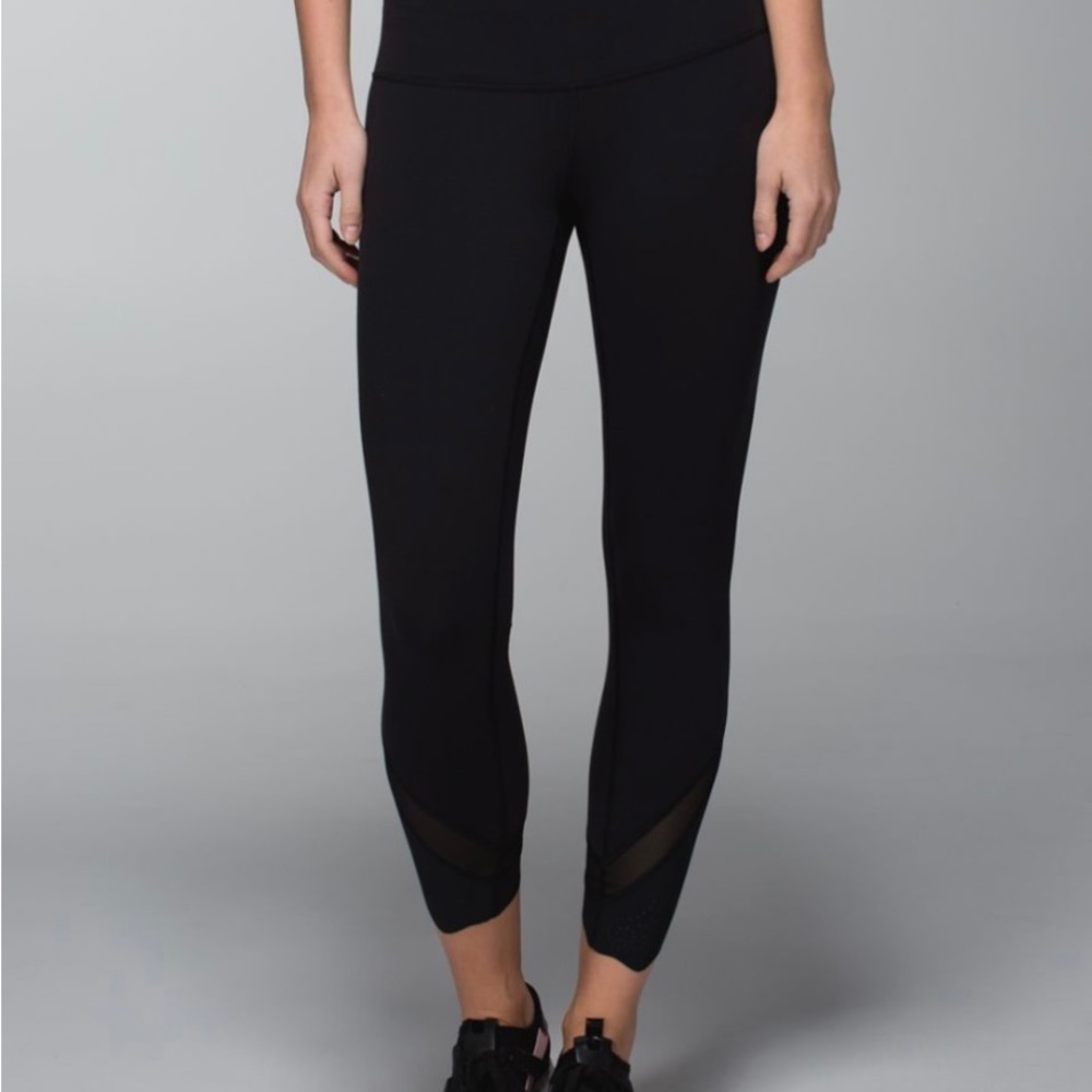 Lululemon Wonder Under black laser cut cropped leggings, size 8 EUC